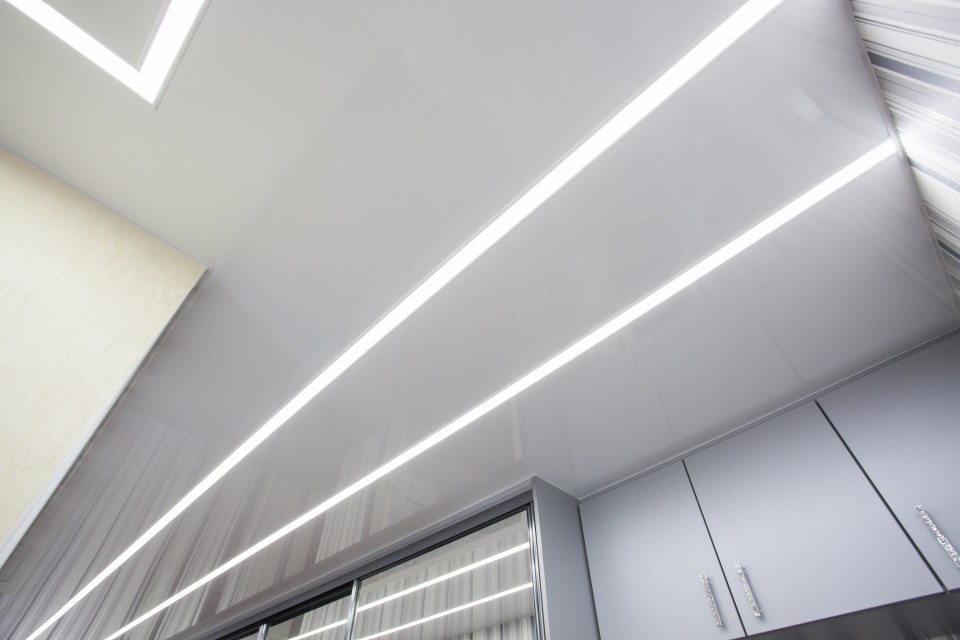 Заказать световые потолки с линией света в г. Сысерть